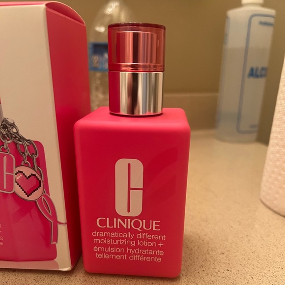 Clinique Limited-Edition Dramatically Different
Moisturizing Lotion+ JUMBO - Picture 3 of 4